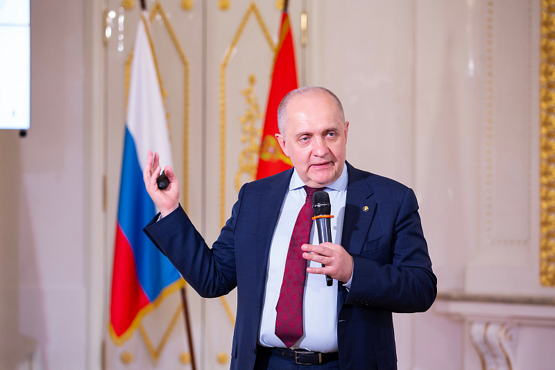 Профессор Виктор Басюк провел открытую лекцию для педагогов Академии талантов