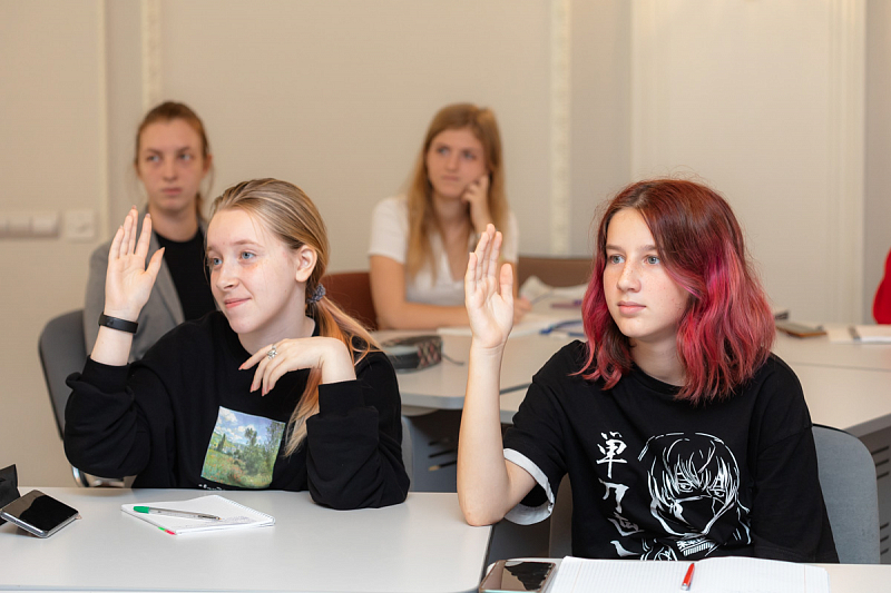 В Академии талантов шутя разбирали тонкости лингвистики